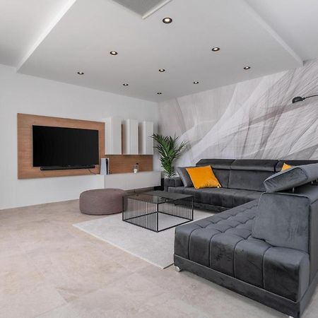 Beautiful Home In Omis With Kitchen Екстериор снимка