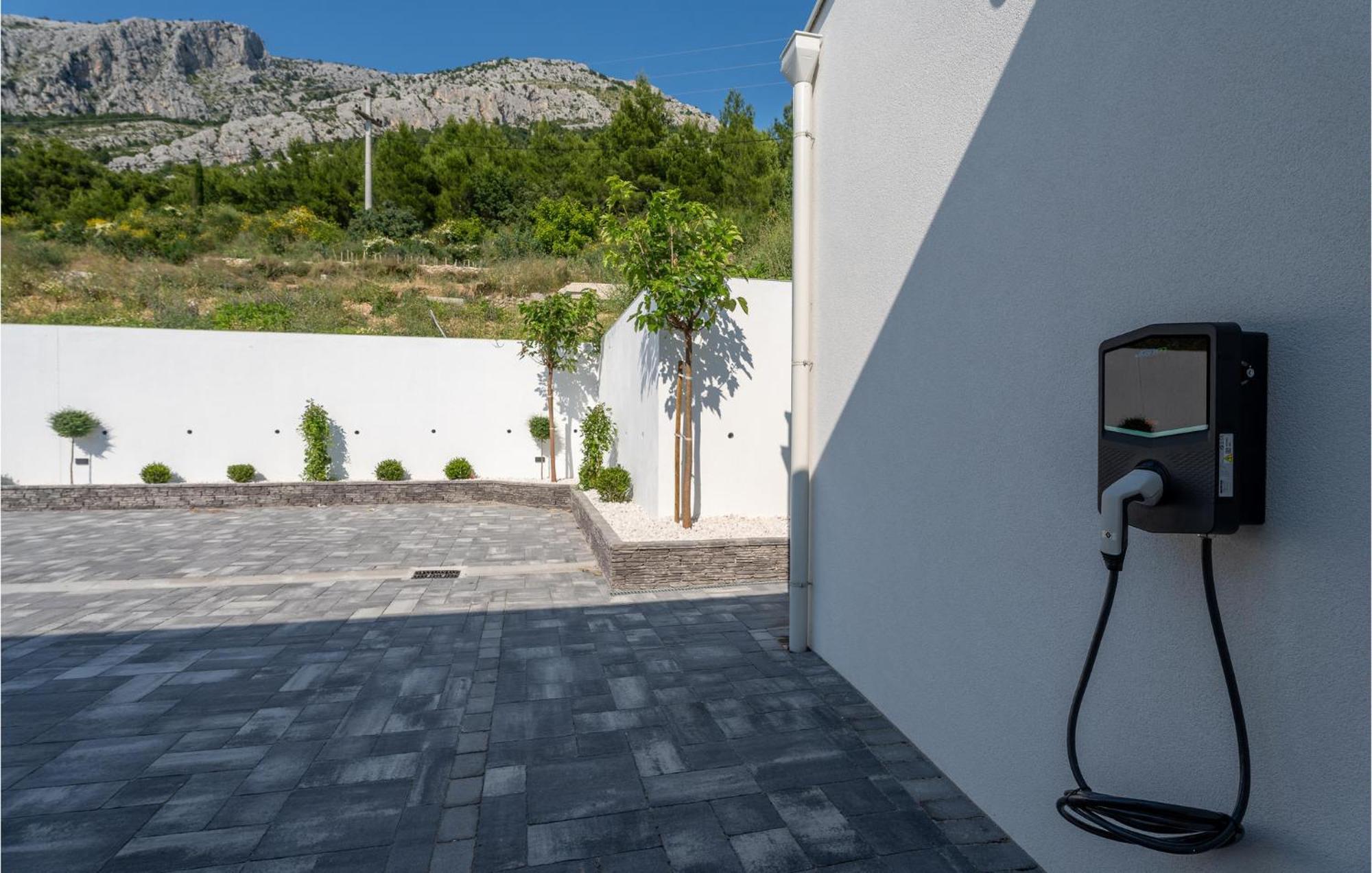 Beautiful Home In Omis With Kitchen Екстериор снимка